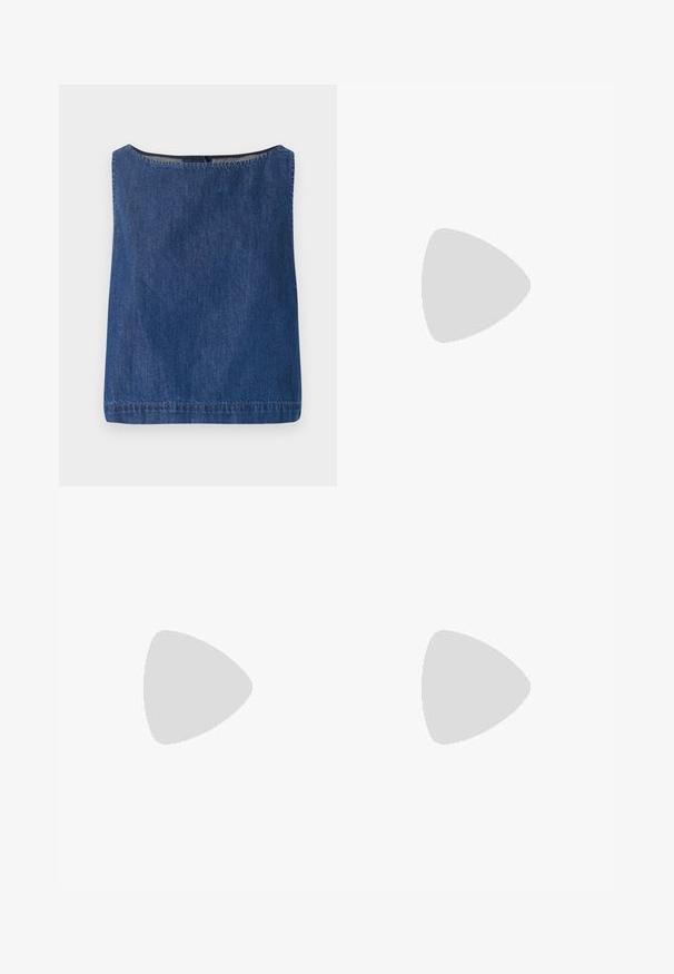 Haut en denim avec un décolleté carré et sans manches. Couleur bleu foncé, finition soignée avec des coutures visibles et une surface légèrement texturée.; Pantalons en denim à jambe large présentant un dégradé de bleu clair à bleu foncé, taille haute, passants de ceinture et une ceinture en tissu assortie. Finition en denim texturé.; Escarpin noir en cuir à bout pointu avec une bride de cheville et un talon épais. Texture lisse, design élégant et esthétique minimaliste.; Sac fourre-tout en cuir noir avec une texture lisse, de forme rectangulaire et deux longues poignées. Pas de matériel ou d'ornementations visibles.