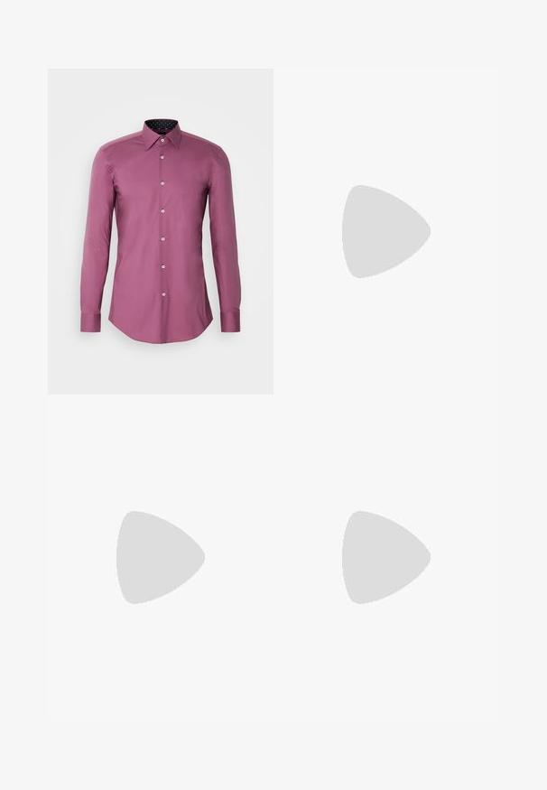 Dolga sleeves, prilegajoča srajca v temno mauve barvi z razširjenim ovratnikom, zapiranjem na gumbe in kontrastno vzorčeno notranjostjo na ovratniku in manšetah.; Črne hlače iz gladkega materiala, s krojem ravne noge, dvema sprednjima pregiboma in standardnim pasom z zankami za pas.; Črne usnjene gležnjarje s koničastim nosom, elastičnimi stranskimi paneli, navpičnimi šivi in nizko blokasto peto.; Črne pravokotne sončna očala s temnimi lečami, gladkim plastičnim okvirjem in subtilnim logotipom na levem ročaju. Minimalistična zasnova.