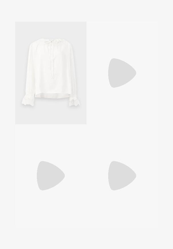 Witte blouse met lange mouwen van soepel materiaal, met een ronde halslijn, knoopsluiting en manchetten met kant. Het kan worden aangepast met een strik om de hals.; Zwarte, wijde broek van gladde stof. Heeft een elastische tailleband en twee voorplooien. Geen zichtbare patronen of hardware.; Paul Smith TOPANGA - Ballerina's - black; Rode gepatineerde leren clutch met een gebogen ontwerp, opklapbare klep en een metalen logo accent op een zilveren plaat. Gladde, glanzende textuur.