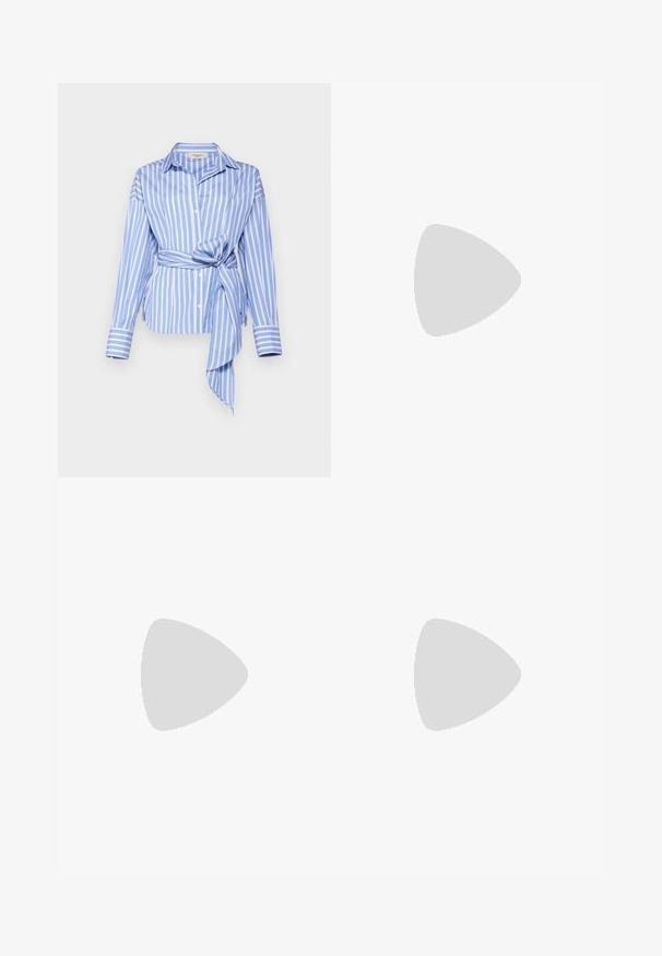 Lichtblauw langemouwen shirt met verticale witte strepen, voorzien van een geknoopte taille en knoopsluiting, gemaakt van een zachte stof.; Witte t-shirt met korte mouwen van zachte katoen, met een ronde halslijn en een getailleerde vorm. Geen zichtbare patronen of versieringen.; Lichtblauwe spijkerrok met een vooropening en ruwe zoom. Beschikt over een klassieke vijfzakstijl en knoopsluiting in de taille.; Zwarte leren ballerina met een ronde neus, gladde textuur, minimale stikdetails en een flexibele zoolontwerp.