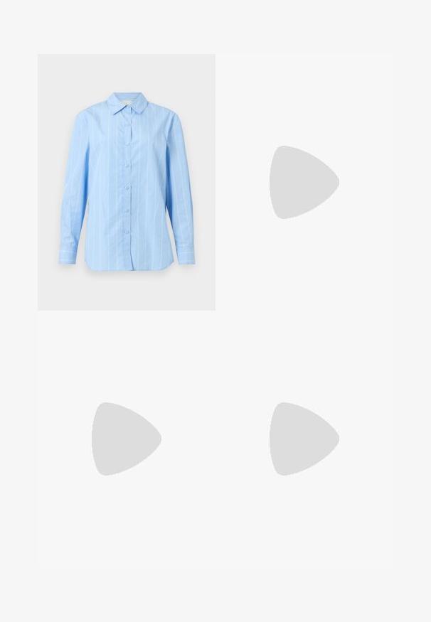 Camicia button-up azzurro chiaro con righe bianche verticali, maniche lunghe, colletto a punta e polsini abbottonati. Materiale in cotone con una texture liscia.; Pantaloni neri con taglio dritto, texture liscia e vita con chiusura a un bottone. Nessun motivo o dettaglio visibile.; Scarpa nera in pelle con tacco alto, punta affusolata, cinturino alla caviglia e tacco sottile. Texture liscia con un accento dorato alla base del tacco.; Borsa a mano in pelle beige con una forma triangolare strutturata, dotata di un manico in catena argentata e di un logo in metallo scritto in corsivo.