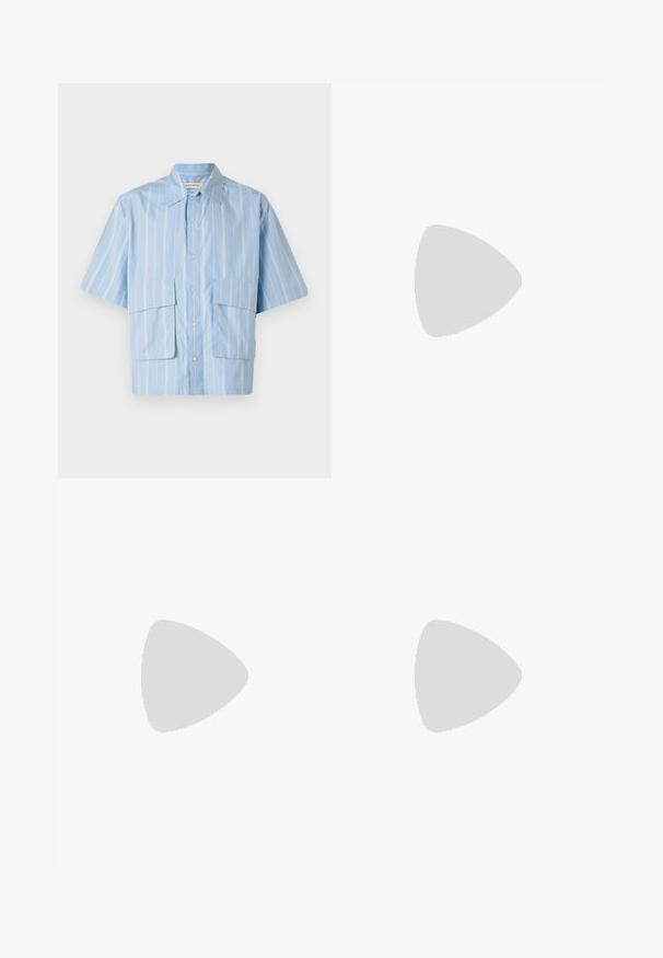Camisa de manga corta azul con rayas verticales blancas y rosa claro. Dos grandes bolsillos en el pecho y cierre de botones en la parte delantera.; NN.07 ADAM - Camiseta básica - white; NN.07 BILLIE - Pantalones - oat; The Antipode DERBY - Zapatos de vestir - black