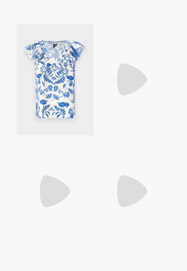 Top a maniche corte con un motivo floreale blu su fondo crema, con scollatura a V e dettagli a volant lungo le spalle.; Pantaloni larghi blu chiaro realizzati in tessuto morbido. Presentano una chiusura con bottone, due tasche frontali e una vestibilità ampia con dettagli stirati.; Sandalo bianco con tacco alto, caratterizzato da un design a cinturini e un legaccio alla caviglia. Texture liscia con una piattaforma frontale per un'altezza aggiuntiva.; Borsa a spalla bianca con una finitura testurizzata, un accentuato fermaglio centrale e una forma curva. Chiusure a cerniera su entrambi i lati.