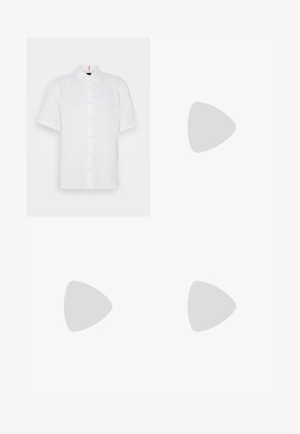 Biała koszula krótkirekawowa wykonana z lnu o prostym kroju. Posiada zapięcie na guziki z przodu, klasyczny kołnierz oraz subtelne detale w haftowaniu.; Czarne spodnie szerokie w nogawkach o gładkiej fakturze, z dwoma przednimi kieszeniami i lekko podniesionym pasem.; Czarne skórzane mokasyny z okrągłym czubkiem, przeszyciami na detalach oraz ozdobnym paskiem z przodu. Płaska podeszwa o minimalistycznym profilu.; Srebrny zegarek kwarcowy ze stali nierdzewnej z czarną prostokątną tarczą, wyposażony w analogowe wskazówki, wyświetlacz cyfrowy oraz oznaczenie odporności na wodę.