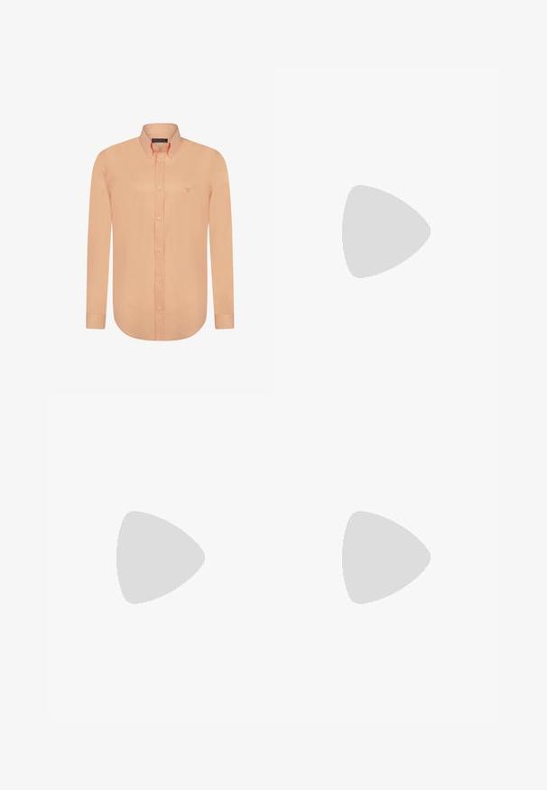 Felix Hardy Overhemd - salmon; Witte katoenen t-shirt met een grafische print van vier figuren en de tekst "Klinkt gay, ik doe mee." Boxy, casual fit met korte mouwen.; Lichtblauwe denim jeans met een slim fit, vijf zakken, riemlussen en een knoopsluiting. De stof heeft een gladde textuur met vervaagde details.; Groene en beige sport schoenen met drie witte strepen, gestructureerd materiaal, rubberen zool, gecombineerd met witte crew sokken op een blauwe ondergrond.