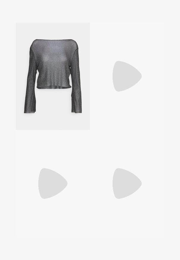 Zakrátaný, dlhý rukáv top v čiernej farbe s kovovým leskom. Vyrobený z priesvitnej, ľahkej tkaniny, s širokým výstrihom a priamym lemom.; Čierne široké nohavice s hladkým materiálom, s plisovaním vpredu a bočnými vreckami, navrhnuté v rovnom a uvoľnenom strihu.; Svetlo šedé sandále na podpätku s tromi krížovými popruhmi, štíhlym profilom a zužujúcim sa podpätkom. Hladká textura s mierne lesklým povrchom.; Čierna kožená kabelka na rameno s hladkou textúrou, zakriveným tvarom a nastaviteľným popruhom. Obsahuje minimálne švy a jednoduchý dizajn.