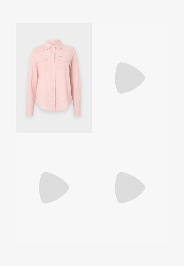 Lyserosa langermet skjorte med krage, to brystlommer, knappestolpe foran og buet kant. Laget av et mykt, teksturert stoff.; Vide benbukser i sort denim med glidelås i front, fem-lomme design og subtile sømdetaljer. Glatt tekstur og avslappet stil.; Lys blå canvastøfler med en kremfarget gummitupp og yttersåle, med hvite snørebånd og en løfteløkke på hælen.; Svart lærveske med en buet form, avtagbar stropp og gullbeslag. Vesken har et klaff med spenne-detall.