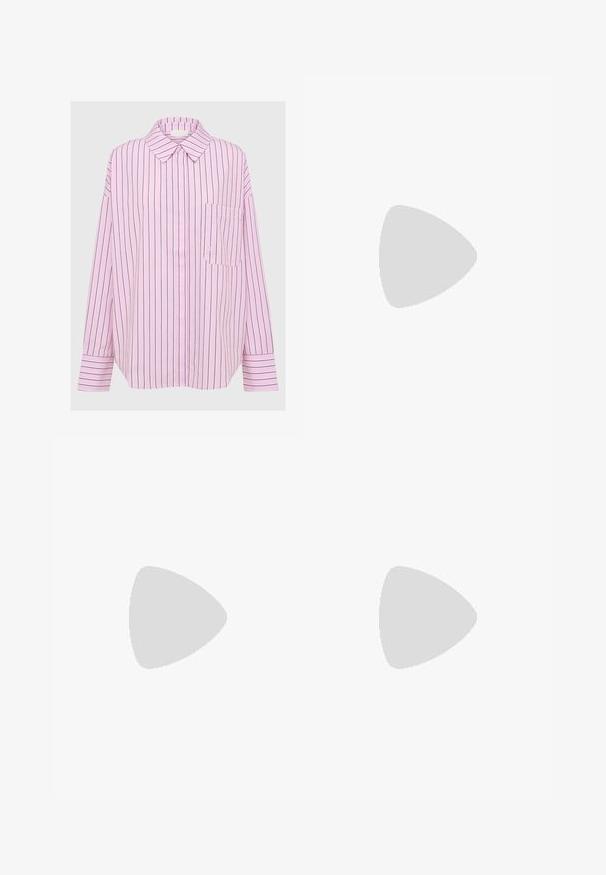 Camicia a maniche lunghe di un rosa chiaro con righe nere verticali, colletto a camicia, e una tasca applicata sul lato sinistro del petto. Tessuto morbido.; Pantaloni a gamba larga rosa chiaro realizzati in tessuto liscio. Presentano una vita strutturata e gambe dritte e fluide, senza motivi o accessori visibili.; Sneakers crema e lavanda con tre strisce e suola marrone texturizzata, dotati di lacci e tallone imbottito. Parte superiore in tessuto morbido.; Borsa in pelle rosa con pattina curva, tracolla singola e linee pulite. La borsa presenta una texture liscia e un design minimalista.