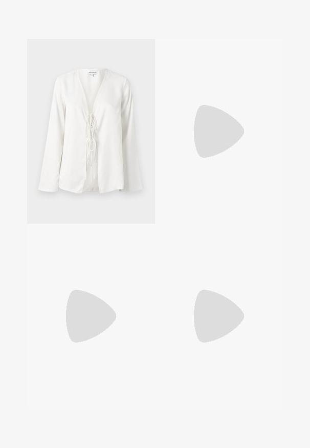 Maisonêtre MADDY BLOUSE - Pusero - off white; Mustat tekonahkahousut, joissa on leveä lahje, valkoiset tikkaukset, etutaskut ja kultaa oleva nappi vyötäröllä.; Musta nahkainen ballerina, jossa on pyöristetty kärki, sileä pinta, minimaalinen ommelkoristelu ja joustava pohjamuotoilu.; Won Hundred MARSIELLE COMPUTER BAG UNISEX - Tietokonelaukku - black