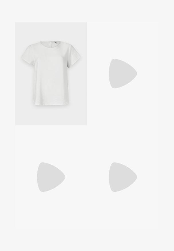 T-shirt bianco a maniche corte con scollatura rotonda, caratterizzato da un tessuto texturizzato e una chiusura a occhiello sul retro. Design semplice e minimalista.; Jeans beige a gamba larga in cotone. Caratterizzati da chiusura con bottone, passanti per cintura e tasche anteriori con una consistenza liscia e morbida.; Pump in pelle nera con punta affusolata, cinturino alla caviglia e tacco spesso. Texture piatta, design elegante ed estetica minimalista.; Borsa tote in pelle nera con texture liscia, forma rettangolare e due manici lunghi. Nessun hardware o decorazione visibile.