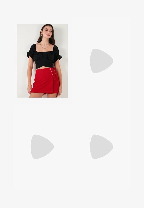 Zwarte crop top met puff mouwen en een vierkante halslijn, gecombineerd met een rode minirok met vetersluiting en oogjes aan de zijkant.; Zwarte wijde broek gemaakt van een zachte stof, met zijsplitten die zijn vastgemaakt met strikjes aan de onderkant voor extra detail.; Zwarte hakken mules met een brede, open teen en een gebogen bovenkant. Gemaakt van textuurstof, met een slanke hak en een gladde zool.; Zwarte zonnebril met ovale lenzen, glanzend kunststof montuur en slanke armen. Bevat het Ray-Ban-logo in het wit aan de zijkant.