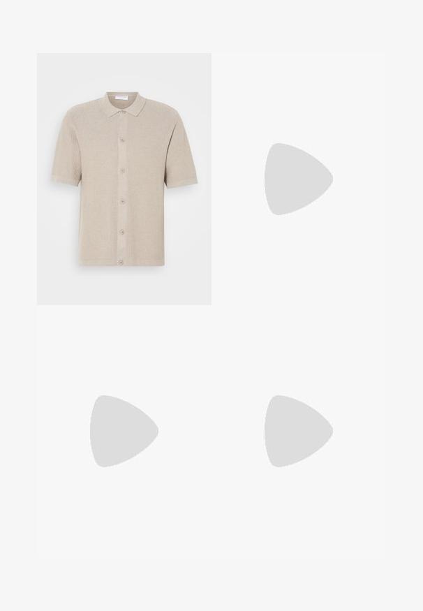 Cardigan corto a maniche corte beige in maglia con un motivo testurizzato, abbottonatura frontale e colletto e orlo a coste. Presenta cinque bottoni dello stesso colore.; T-shirt bianco in cotone con maniche corte, scollo rotondo, caratterizzato da un piccolo logo stampato in nero "Originals" sul lato sinistro anteriore.; Pantaloni in corduroy beige con vita elastica e coulisse, caratterizzati da gambe ampie e texture a coste verticali.; Sneaker in suede beige con punta arrotondata, stringhe davanti e un accento testurizzato sul retro. La suola in gomma bianca offre un contrasto. Design semplice e moderno.