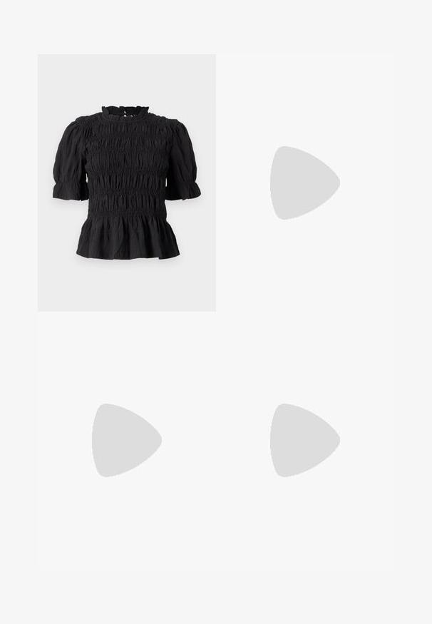 Fekete blúz, smockolt dizájnnal, rövid puffos ujjal és fodros aljjal. Kerek nyakkivágás hátul kulcslyuk nyitással. Texturált anyag.; Fekete, magas derekú farmernadrág gomb- és cipzárzárral, elülső zsebekkel és harangszárral, laposan egy fehér háttérre terítve.; Fekete bőr bokacsizma vastag talppal és oldalán elnyújtott elasztikus betétekkel, sötétkék farmerral párosítva. A talaj világos színű.; Fekete bőrtáska ívelt formával, levehető pánttal és arany színű fémrészekkel. A táskán egy csattal díszített fedél található.