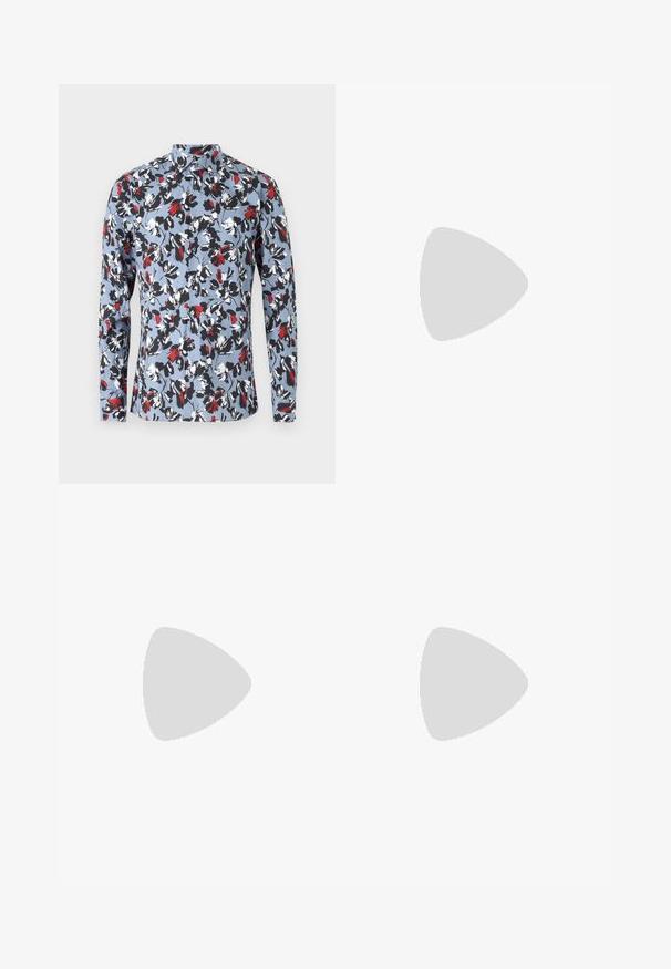 Camicia a maniche lunghe con bottoni di colore azzurro chiaro, decorata con un motivo floreale in rosso, nero e bianco. Presenta un colletto e chiusura frontale con bottoni.; Jeans a vita alta, dritti, di colore blu chiaro, con chiusura frontale a bottone e zip, passanti per cintura e design a cinque tasche su sfondo bianco.; Mocassini in pelle nera con finitura liscia, dotati di un dettaglio di cinturino anteriore e di una suola in gomma spessa con accenti scanalati.; Occhiali da sole tartaruga con lenti scure, montatura quadrata e borchie argentate nell'anteriore. Realizzati in plastica, leggeri e resistenti.