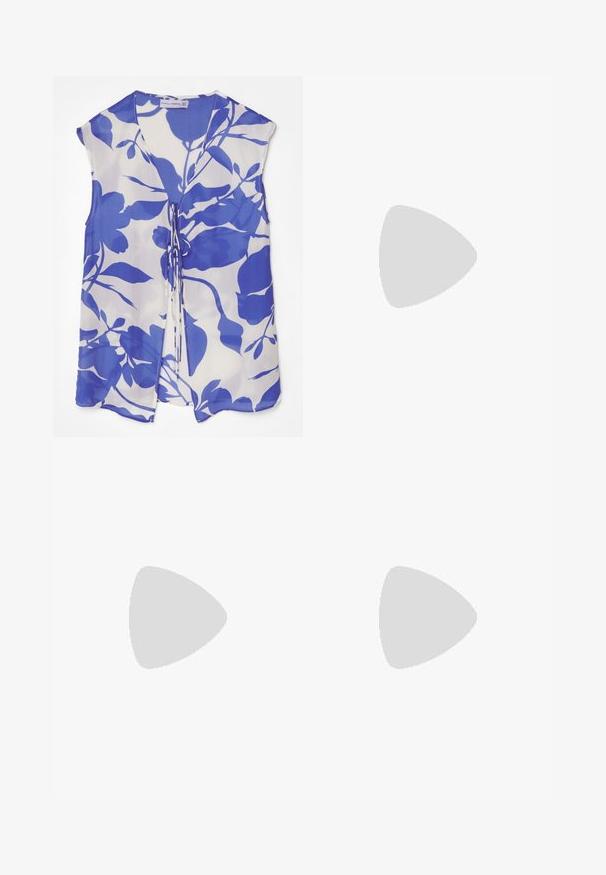 Bloemige mouwloze blouse van transparante stof, met een blauw patroon op een witte achtergrond, v-hals en strikdetails aan de voorkant.; Marineblauwe wijde broek met een soepele textuur, vlakke tailleband en geen zichtbare sluitingdetails. Ontworpen voor een ontspannen pasvorm.; Zwarte leren ballerina met een ronde neus, gladde textuur, minimale stikdetails en een flexibele zoolontwerp.; Grijze neplederen handtas met een gebogen vorm, voorzien van zwarte biezen, een enkele schouderband en een extra afneembare band.