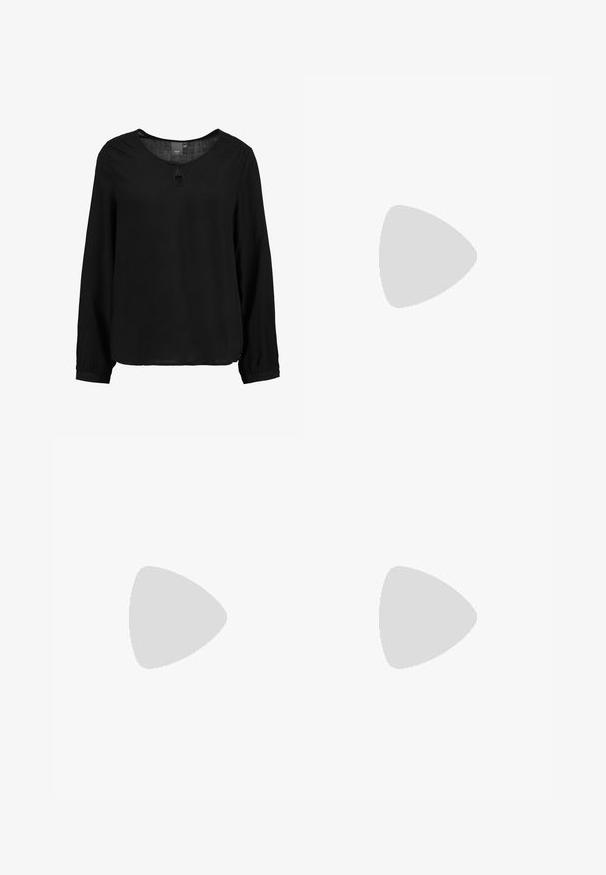 ICHI IHMAJA LS - Bluse - black; Hellblaue Denim-Jeans mit geradem Bein, fünf Taschen, Knopfverschluss vorne und subtilen Verwaschungen für Textur.; Schwarze Flip-Flops mit minimalistischem Design, flacher Sohle, schmalen Riemen und glatter Textur. Keine zusätzlichen Muster oder Akzente.; Goldene Digitaluhr mit quadratischem Ziffernblatt, LCD-Display, Edelstahlarmband und Tasten an der Seite. Verfügt über eine wasserdichte Kennzeichnung.