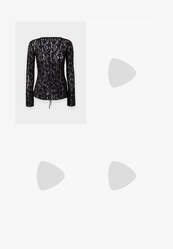 Gina Tricot - Bluzka; Jasnoniebieskie dżinsy w kształcie dzwonów, wykonane z denimu, z wysokim stanem, pięcioma kieszeniami i delikatnym gradientowym blaknięciem w kierunku dołu nogawki.; Brązowe skórzane kowbojki z noskiem w kształcie migdała i blokowym obcasem, z detalicznym przeszyciem i podniesionymi akcentami na cholewce.; Czarna skórzana torebka kopertowa z klapką i detalem w postaci złotej metalowej klamry. Zawiera czarny pasek oraz elegancki, minimalistyczny design.; Srebrne kolczyki w kształcie obręczy z skręconym wzorem, z polerowanym wykończeniem i zapięciem na sztyft. Mają średnicę około 3 cm.