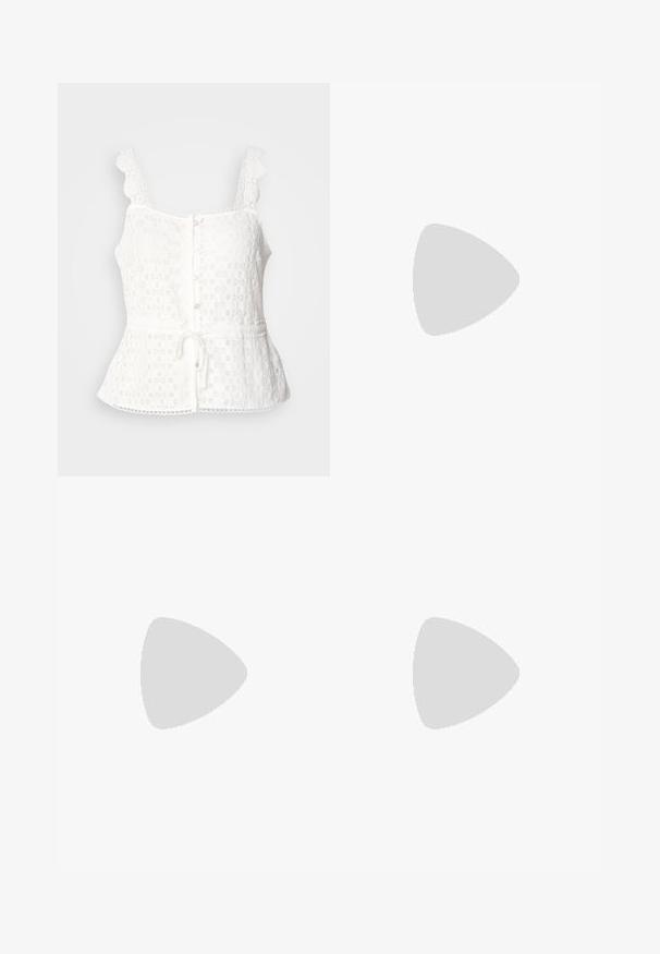 Haut en dentelle blanche avec des bretelles à volants, fermeture à boutons à l'avant, ourlet peplum et lien ajustable à la taille. Motif floral délicat sur l'ensemble.; Pantalons en denim à jambes larges de couleur bleu foncé, présentant une texture lisse, un design à cinq poches et des coutures contrastées. Fermeture par bouton et zip à l'avant.; Chaussures slingback en cuir verni noir avec un bout pointu, des détails en métal argenté et un faible talon bloc. Texture lisse et brillante tout au long.; Boucles d'oreilles en argent avec un clou carré, présentant une finition lisse et polie ainsi qu'une forme en goutte d'eau, réfléchissant la lumière grâce à une surface brillante.