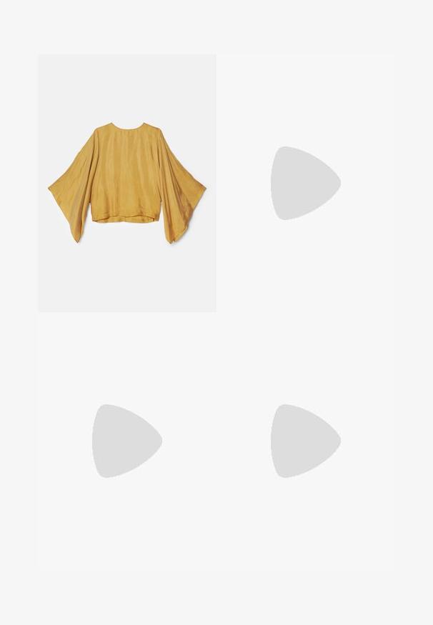 Blusa gialla senape con maniche larghe e fluide. Tessuto morbido e leggero con scollatura rotonda e orlo posteriore leggermente più lungo di quello anteriore.; Jeans in denim chiaro con taglio a gamba larga. Presentano il classico design a cinque tasche, chiusura con bottone e una leggera scoloritura per un aspetto rilassato.; Proenza Schouler BRONCO - Stivali da equitazione - black; Occhiali da sole rotondi con tonalità marrone, montatura lucida color bordeaux. Aste sottili con un sottile dettaglio del marchio. Design delle lenti piatte.; Borsa a stampa rettile con manico curvo. Realizzata in materiali testurizzati beige e marroni, presenta un distintivo motivo a rombi.