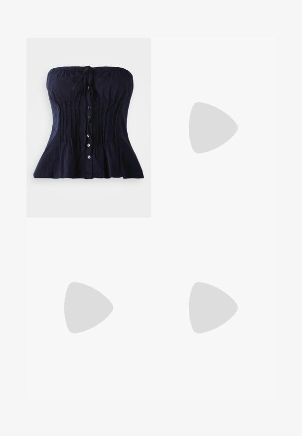 Αμάνικο τοπ σε στυλ κορσέ ναυτικού μπλε χρώματος με κάθετες πιέτες, μπροστινά κουμπιά και δεμένο φιόγκο στον λαιμό, σε άσπρο φόντο.; Μπλε ελαφριά παντελόνια με ελαστική μέση, διαθέτοντας άνετη εφαρμογή και πλαϊνές ραφές. Φτιαγμένα από λείο, ανθεκτικό υλικό.; Nike Sportswear FIELD GENERAL - Αθλητικά παπούτσια - off-white/black; Γυαλιά ηλίου aviator με γκριδενά μπλε φακούς, ασημένιο μεταλλικό σκελετό και διακοσμητικά αστέρια στους φακούς. Λείος και κομψός σχεδιασμός.