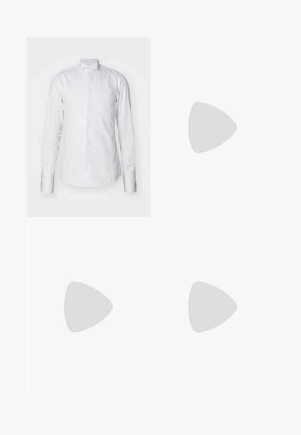 Pal Zileri CAMICIA - Businesshemd - white; Braune, hochtaillierte Hose aus strukturiertem Stoff. Mit weitem Bein und zwei vorderen Bügelfalten für zusätzliche Form. Saubere Verarbeitung ohne sichtbare Hardware.; Schwarze Lederloafers mit glatter Textur, rundem Zehenbereich und einem dekorativen Riemen über dem Vorderfuß. Niedriger, gestapelter Absatz, minimalistisches Design.; Plastiksonnenbrille mit einem Schildkrötenmuster, oktagonalen braunen Gläsern und dünnen goldenen Hardwareakzenten am Gestell.