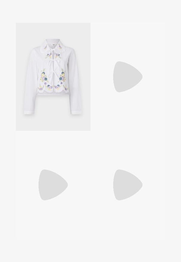 Weißes Langarmhemd mit Rüschekragen, vorderen Bänder und buntem floralem Stickereien. Mit wellenförmigen Saumdetails.; Hellblaue Denim-Jeans mit geradem Schnitt, hoher Taille, fünf Taschen und fransigen Saumdetails.; Spitz zulaufender High Heel Schuh aus hellblauem Stoff mit strukturiertem Finish, versehen mit einem Schleifenakzent und einem Knöchelriemen für sicheren Halt.; Weiße Schultertasche mit texturierter Oberfläche, zentralem Schnallenakzent und geschwungener Form. Reißverschluss an beiden Seiten.