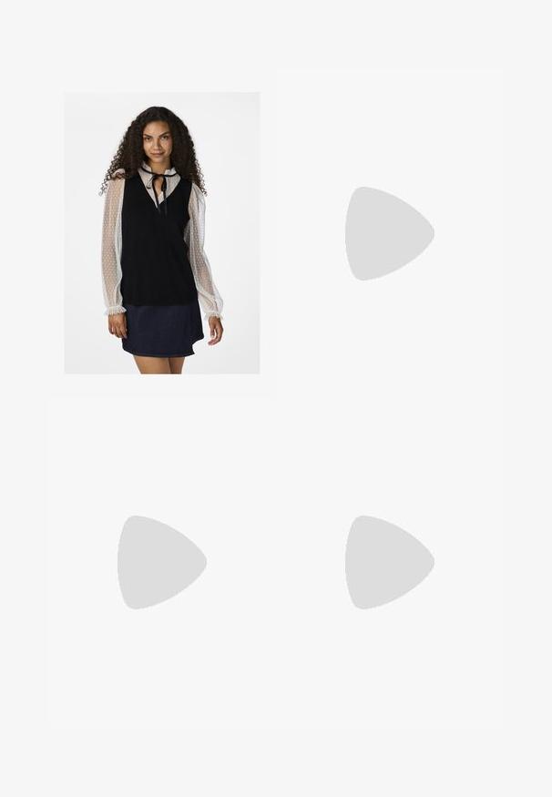 Top nero senza maniche con scollo a V, abbinato a una blusa a maniche lunghe trasparente bianca a pois e a una gonna di jeans scura. Presenta un nastro da annodare al collo.; Pantaloni in velluto a coste beige con vestibilità ampia, dotati di vita con cordoncino, due tasche frontali e lavorazione a coste verticali.; Sneaker grigio chiaro realizzato in suede e rete, con tre strisce bianche, punta arrotondata e suola in gomma color caramello. Accento del logo dorato vicino ai lacci.; Top verde con dettagli in pizzo sulle spalle e sul collo, con un design aderente e tessuto morbido. Abbinato a pantaloni di colore chiaro.