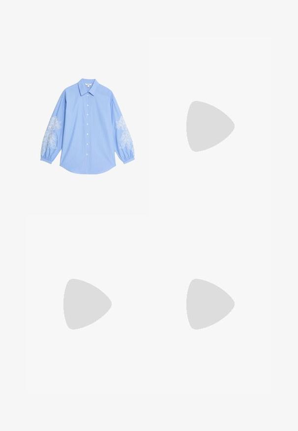 Camicia a righe blu chiaro con colletto a punte, chiusura con bottoni e maniche lunghe a sbuffo, con ricami floreali bianchi ai polsini.; Pantaloni a gamba larga marrone scuro con vita alta, dotati di una chiusura con bottone singolo e una parte anteriore plissettata. Realizzati in tessuto leggero.; Infradito neri con due accenti di fibbia dorata, materiale dalla texture liscia, suola piatta e design minimalista.; Borsa in pelle marrone con parte superiore arricciata e tracolla a catena. Texture liscia con finitura lucida e dettagli di cucitura sottili sui lati.