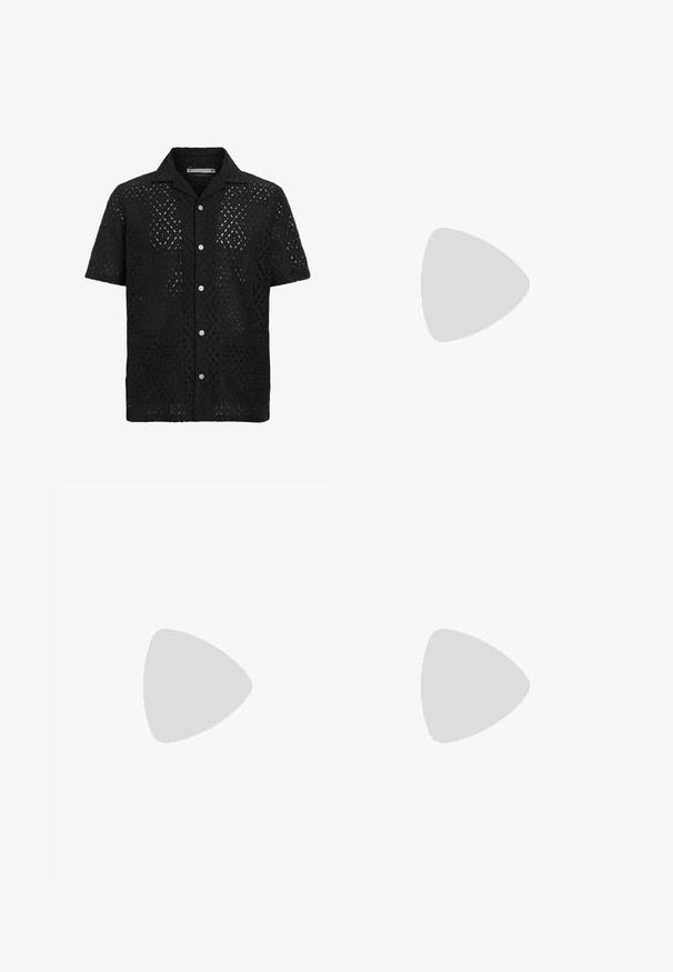 AllSaints QUINTA SHIRT - Srajca - jet black; Črne hlače iz gladkega materiala, ki imajo sprednjo zaponko, naborke in ravne noge. Brez vidnih vzorcev ali okraskov.; Črne usnjene moške čevlje z zaobljenim nosom, gladko površino, vezalkami in nizkim, teksturiranim gumijastim podplatom. Čiste linije in minimalističen dizajn.; Črne in zlate sončna očala s kvadratno obliko, kovinskim okvirjem, temno sivo lečo in črnimi nastavki za ušesa. Imajo dvojni most.
