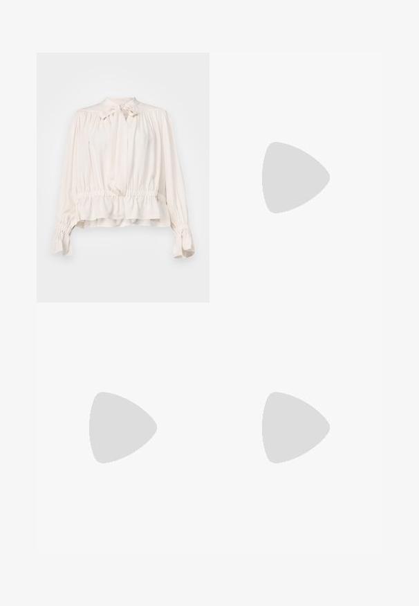 Crème blouse met een striknek, gathered mouwen en elastische taille. Gemaakt van een zachte, lichte stof met een ontspannen pasvorm.; Donker gestreepte broek met een wijd uitlopend ontwerp, gemaakt van textuurstof met verticale zilveren streepjes. Platte voorkant en riemlussen.; Zwarte leren ballerina met een ronde neus, gladde textuur, minimale stikdetails en een flexibele zoolontwerp.; Zwarte leren handtas met een gebogen vorm, met een decoratief ontwerp aan de voorkant, een korte schouderband en accenten in goudkleurig beslag.