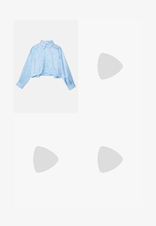 Lyseblå cropped skjorte med lange ermer, knappelukking foran, spiss krage og spredte sølvembellishmenter. Glatt stofftekstur.; Bredde benbukser i svart stoff med høy midje, med en ren finish og glatt tekstur. Ingen synlige detaljer eller mønstre.; HUGO KIORA - Høye hæler - black; Svart lærveske med trekantet form, en slank stropp og sølvfarget detaljer. Har glidelåslukking og preget logo på forsiden.