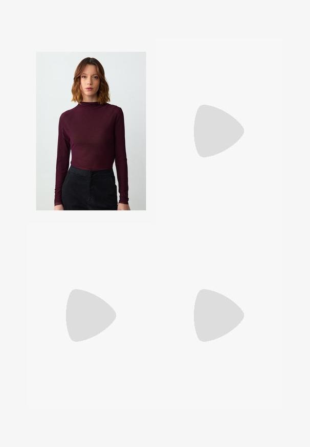 Bordeaux lange mouwen top met een hoge hals, zachte textuur en aansluitend ontwerp, gecombineerd met zwarte hoge taille broek.; Donkerblauwe denim wijduitlopende jeans met een hoge taille, vijf zakken, contrasterende stiksels en zilveren metalen hardware. Gladde textuur en een nette afwerking.; Zwarte suède sneakers met witte accenten, voorzien van een gouden logo. Gemaakt met lichtblauwe spijkerbroek en geplaatst op een textuur blauwe ondergrond.; MIRONS Handtas - brown