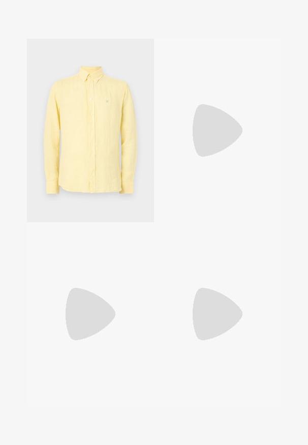 Gele linnen blouse met lange mouwen, een button-down kraag, knopen aan de voorkant en een klein blauw logo op de borst. Glad textuur, casual ontwerp.; Witte lange mouwen henley shirt met drie knopen en een ronde halslijn, weergegeven op een effen witte achtergrond.; Wijd-uitlopende broeken van donkergrijze stof. Kenmerken zijn plooien bij de taille, een tailor-made ontwerp en een rechte silhouet.; Zwarte leren loafers met een franjesaccent, voorzien van een dikke zwarte zool en gele stiksels langs de rand. Gevoelige afwerking.