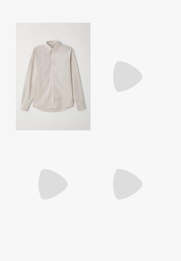 Chemise écrue à manches longues en tissu doux. Dotée d'un col à bouton et d'une fermeture centrale par bouton avec un ourlet arrondi.; Filippa K TERRY CROPPED TROUSERS - Pantalon classique - sage melange; Baskets en cuir blanc avec une finition lisse, bout arrondi, lacets plats et semelle texturée. Présente un logo discret sur le talon.; Lunettes de soleil noires rondes avec verres sombres et branches en métal fines. Comprend des embouts transparents et des accents argentés au niveau de la charnière. Design minimaliste.