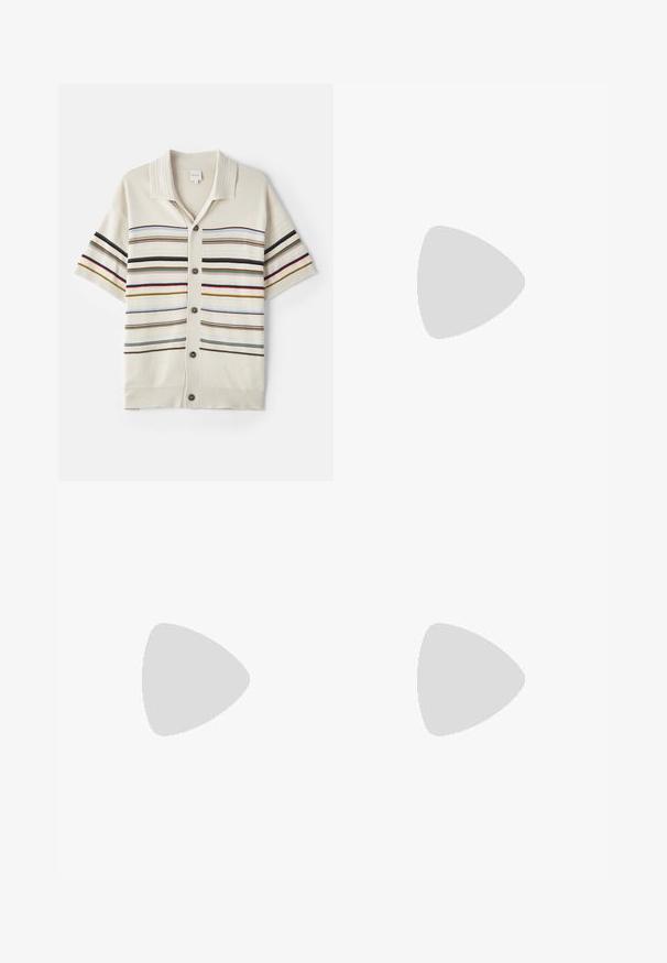 Cardigan corto a maniche corte di maglia color crema con chiusura a bottoni, caratterizzato da righe orizzontali in vari colori e colletto e polsini a coste.; Pantaloni neri su misura con design a gamba dritta, due tasche anteriori e chiusura a doppio bottone in vita. Tessuto dalla finitura liscia.; Scarpa da uomo in pelle nera con punta arrotondata, texture liscia, design con lacci e un delicato dettaglio di cucitura, caratterizzata da un tacco basso e piatto.; Cardigan nero con bottoni, abbinato a una sciarpa a righe con colori e motivi vivaci, indossato in modo casual su una camicia chiara e pantaloni beige.