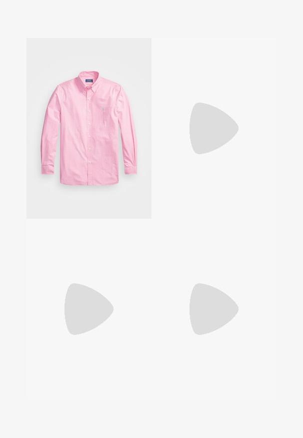 Polo Ralph Lauren CUSTOM FIT GINGHAM STRETCH POPLIN SHIRT - Ing - resort rose/white; Szürke, lazább fazonú, pliszírozott nadrág, könnyű anyagból készült. Elöl zsebekkel és gombos derékkal rendelkezik.; Zöld nubuk sportcipő fehér bőr csíkokkal, gumitalppal, párnázott nyakkal és minimalista dizájnnal. Oldalán márkázással.; Fekete, téglalap alakú napszemüveg sötét lencsékkel, fényes felülettel, széles szárakkal és masszív keret designnal. Az egyik szárra gravírozott márkanevével.