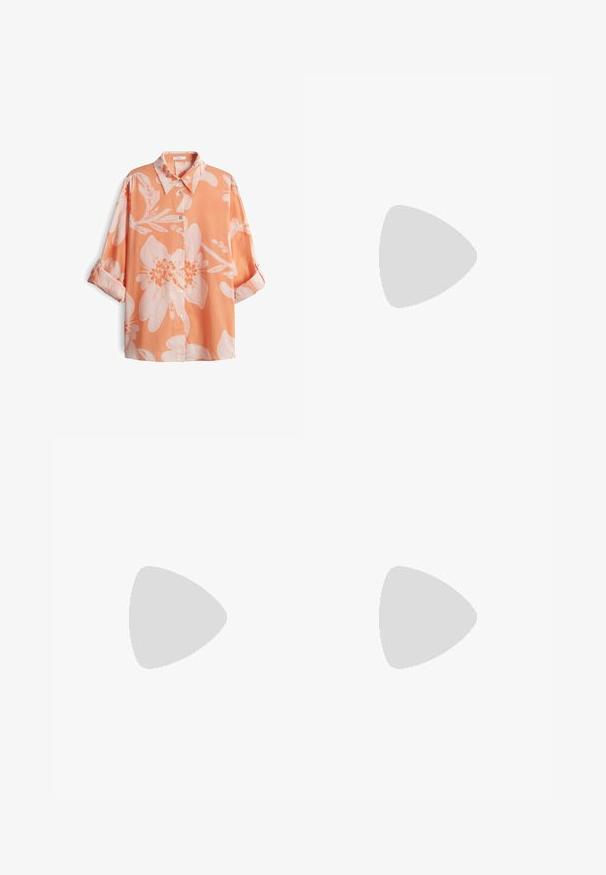 Pfirsichfarbene Button-Up-Bluse mit weißem Blumendruck, ausgestattet mit einem klassischen Kragen und hochgekrempelten 3/4-Ärmeln. Hergestellt aus einem leichten Stoff.; Hose mit weitem Bein in Rostfarbe, aus strukturiertem Stoff mit vertikaler Rippung gefertigt. Verfügt über einen hohen, elastischen Bund.; Schwarzer Wildledersneaker mit weißen drei Streifen und goldfarbenem Logo. Gummisohle mit strukturiertem Grip. Klassisches Low-Top-Design, abgerundete Zehenkappe.; Flugzeugbrille mit einem verlaufenden blauen Glase, silbernem Metallrahmen und dekorativen Sternelementen auf dem Glas. Glattes und elegantes Design.