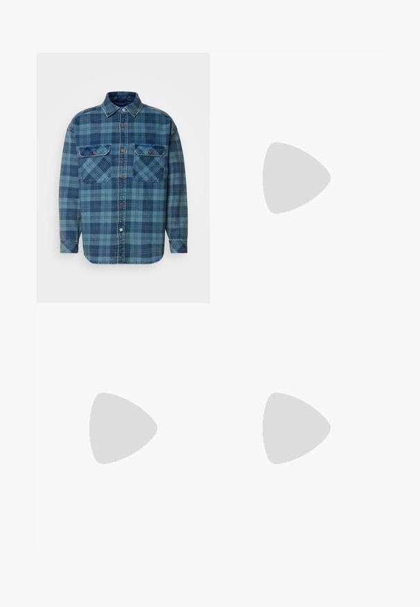 Blaues Flanellhemd mit kariertem Muster in verschiedenen Blautönen, mit durchgehender Knopfleiste, Kragen und zwei Brusttaschen.; Beige Hosen mit geradem Schnitt, ausgestattet mit einem einzelnen schwarzen Knopf, Gürtelschlaufen und Seitentaschen. Glatte Stofftextur und minimalistisches Design.; Weiße Sportschuhe mit einem Mesh-Obermaterial, silbernen Akzenten und einer chunky, gepolsterten Sohle mit abgerundeten Stollen für Unterstützung und Flexibilität.; Schwarze rechteckige Sonnenbrille mit grünem Glas, mattem Finish, geraden Bügeln und dem Ray-Ban-Logo an der Seite.