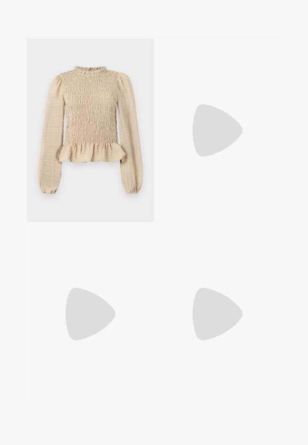 Cremefarbenes Langarmoberteil mit gerafftem Oberteil, gerafftem Kragen und Peplum-Saum. Hergestellt aus strukturiertem Stoff mit weichem Finish.; Braune Wildleder-Bootcut-Hosen mit hoher Taille, Front- und Gesäßtaschen sowie einer glatten Textur. Entworfen für eine entspannte Passform im gesamten Bein.; Glatte bordeauxrote Ankle Boots mit einem klobigen schwarzen Absatz, die eine glatte Oberfläche und ein einfaches Design aufweisen. Keine sichtbaren Verschlüsse oder Muster.; Braune Leder-Tote mit glatter Textur, offenem Oberteil und zwei Schulterriemen. Verfügt über minimale Nähte und keine sichtbaren Beschläge.