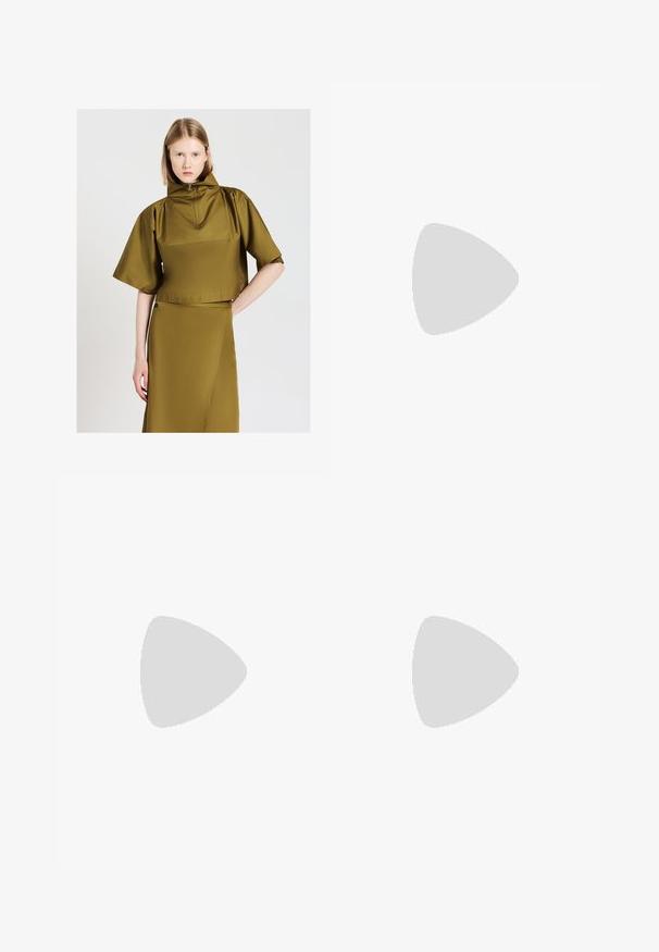 Top corto verde oliva con colletto alto, maniche corte e chiusura con zip frontale. Realizzato in tessuto morbido con un design pulito.; Jeans a gamba larga marroni in denim, con vita alta, tasche anteriori e chiusura a bottone classica. Tessuto liscio con cuciture sottili.; Sandal in pelle marrone con cinturini incrociati, chiusura con cinturino alla caviglia e suola piatta con dettagli di cucitura minimi.; Borsa sintetica bianca a forma triangolare, con patta anteriore piatta e dettaglio a fiocco, tracolla regolabile, texture liscia e design minimalista.