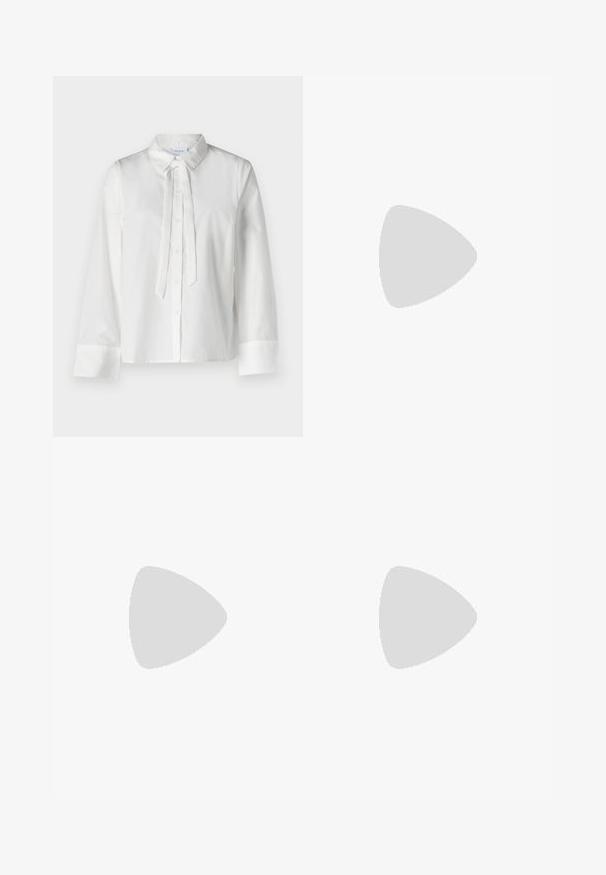 Weiße Bluse mit langen Ärmeln, Kragen, durchgehender Knopfleiste und Bindedetail am Ausschnitt. Glatte Stoffqualität und verkürztes Design.; Braune Anzughose mit geradem Schnitt, ausgestattet mit gebügelten Falten, Frontfalten und einem glatten, strukturierten Gewebe.; Schwarze Wildleder-Espadrilles mit einem dünnen Knöchelriemen, offener Zehenpartie und moderatem Blockabsatz. Glatte Textur und minimale Akzente.; Burgunderleder-Handtasche mit einem weichen, gerafften Design und einer gerundeten Form. Der Griff ist gesichert und zeigt eine glatte Textur.
