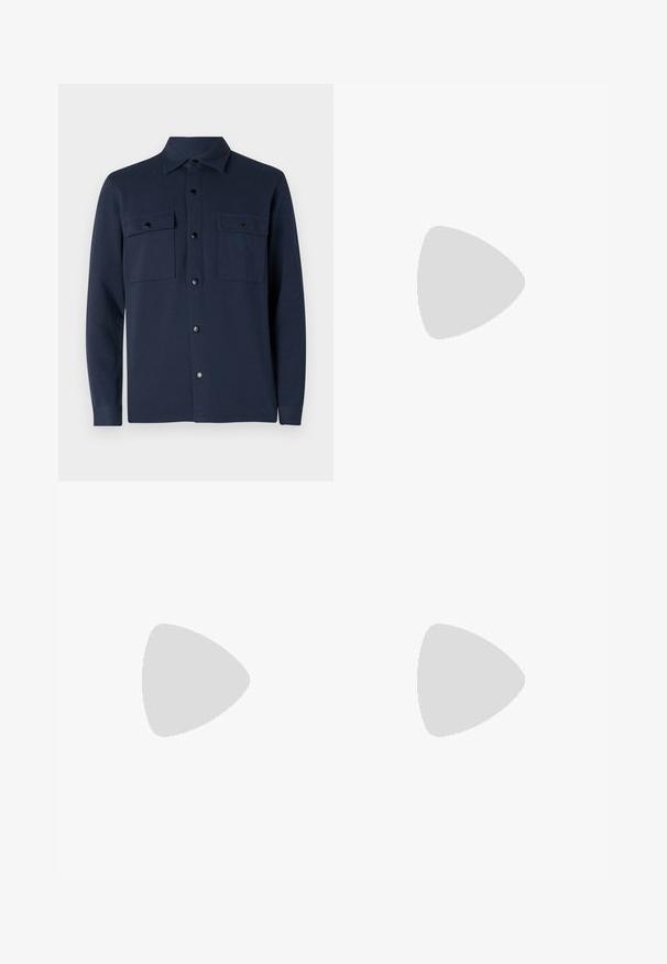 Chemise bleue marine à boutons, fabriquée en tissu doux, avec deux poches poitrine, un col pointu et un ourlet droit. Aucun motif ni accent visible.; Shorts de sport blancs avec une taille élastique, ornés d'un logo swoosh noir de Nike en bas à gauche. Tissu lisse sans motifs.; Baskets en suède bleu marine avec une silhouette basse, un bout rond et une semelle en caoutchouc beige contrastante. Présente des lacets ton sur ton et une doublure en textile douce.; Lunettes de soleil noires avec une monture en plastique élégante, verres sombres dégradés, forme géométrique et marque distinctive sur la branche.