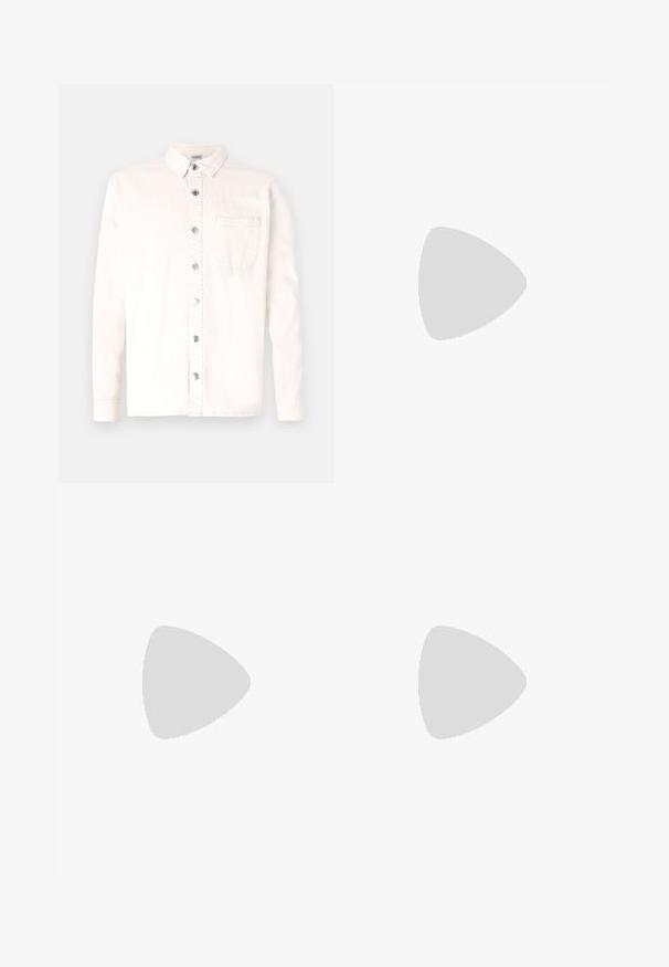 Denim Project STITCH DETAIL  - Camicia - jet stream; Due magliette in cotone bianche a maniche corte e collo rotondo, con una texture liscia e un design semplice, impilate in un'ordinata disposizione verticale.; Jeans in denim blu con taglio dritto, dotati di vita alta, rivetti in rame e cuciture arancioni. Tasche anteriori e posteriori incluse.; Sneakers beige chiaro realizzati in materiali scamosciati e in tessuto, con tre strisce grigie, dettagli testurizzati e una suola in gomma beige. I lacci sono bianchi.