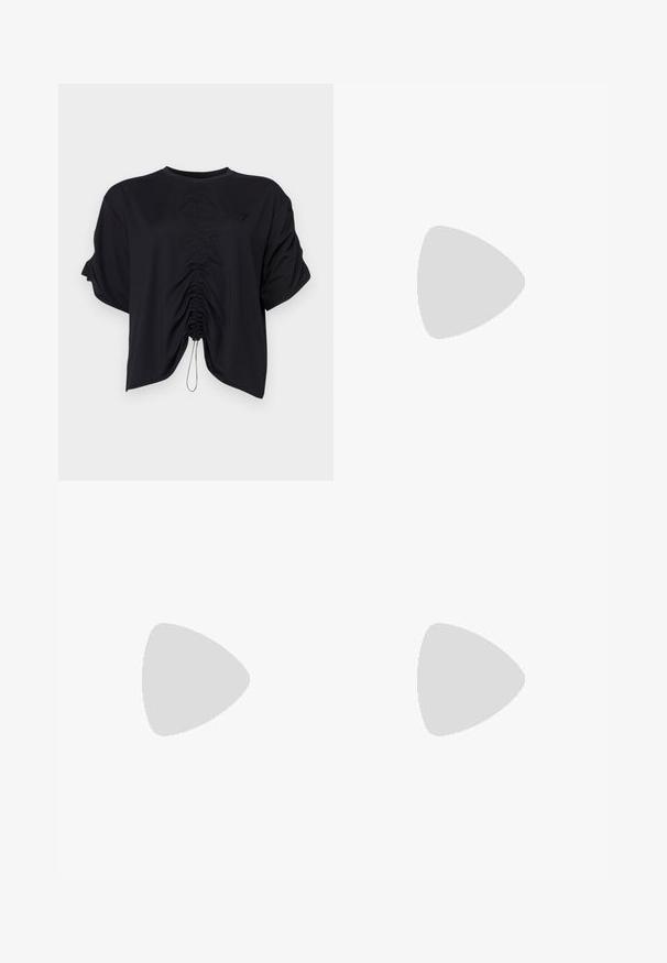 Sort cropped top lavet af blødt stof med rund halsudskæring, korte ærmer og samling detaljer foran med snøre.; Lyseblå vidde jeans lavet af denim, med knaplukning, bæltestropper og diskrete syninger.; Sorte remsandaler med firkantet tå og kraftig hæl, lavet af glat materiale. Har justerbare ankelremme og minimal hardware.; Multifarvet håndtaske med sort, hvid og beige net. Har et struktureret håndtag, snørebåndsdesign og aftagelig skulderrem.