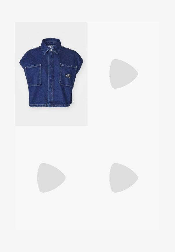 Calvin Klein Jeans UTILITY - Skjortebluser - dark blue; Hvide brede jeans i denim. Har en knaplukning og traditionelt fem-pockets design. Glat tekstur med en ren finish.; Sort læder højhælede sko med spids tå, glat tekstur og en taperet hæl. Minimalistisk design uden yderligere udsmykninger.; Sort læder skuldertaske med en blød tekstur, trekantet form og justerbar strop, kombineret med en lyseblå stribet skjorte og hvide bukser.