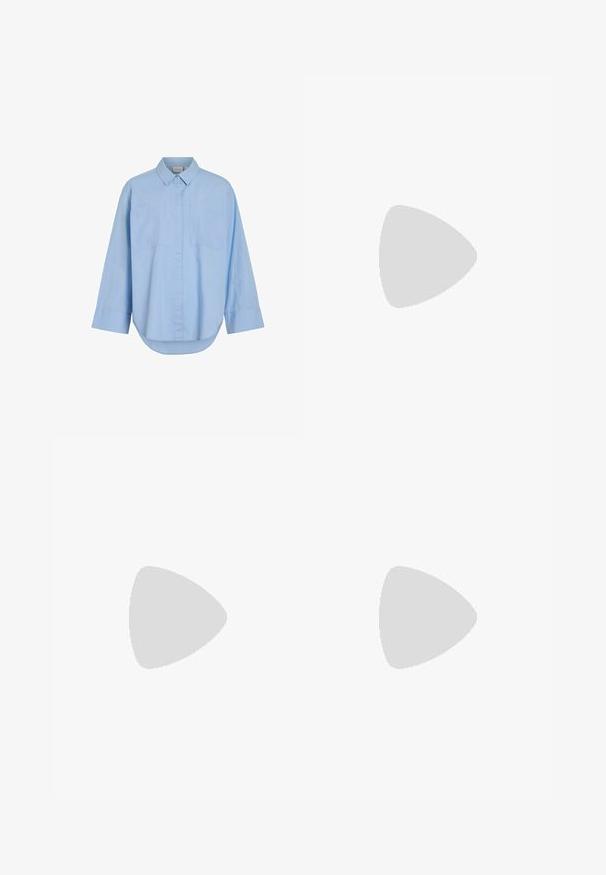 Chemise à col bleu clair, en coton, avec des manches longues, deux poches frontales, une fermeture à boutons et un ourlet incurvé.; Jean noir évasé en denim avec une texture lisse, comportant deux poches arrière et une fermeture boutonnée à la taille.; Sneakers pour hommes en suede gris clair avec des lacets blancs, semelle en caoutchouc marron gomme, présentant des accents cousus et des détails perforés.; Sac à main en cuir blanc avec des poignées doubles et une bandoulière amovible, doté d'une poche zippée à l'avant et d'une texture lisse. Porté au bras d'une personne.