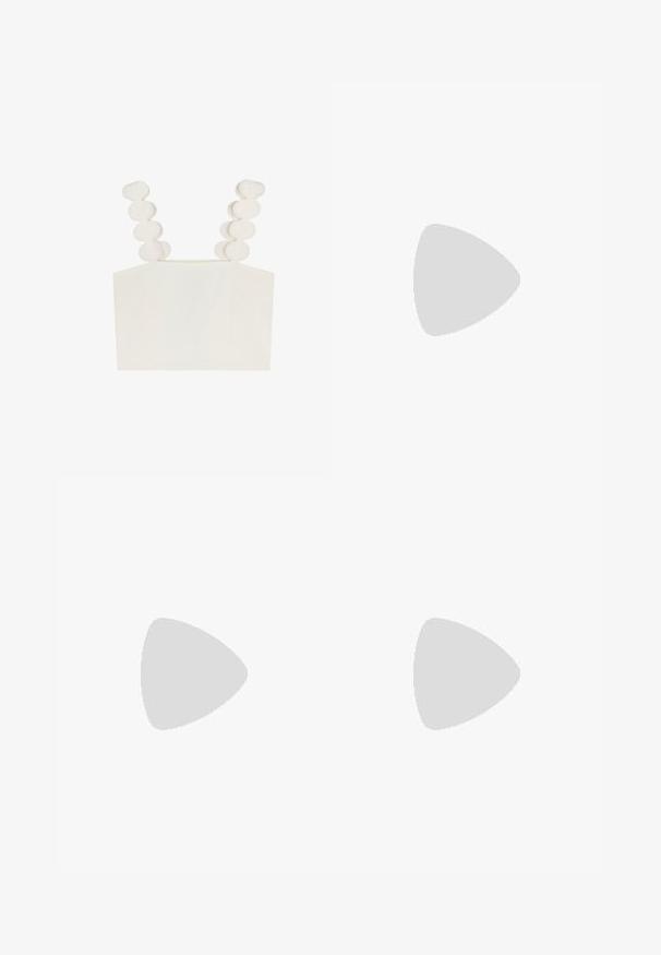 Haut sans manches blanc avec des bretelles froncées arrondies. Forme boxy minimaliste et texture lisse. Design épuré sans motifs ou ornements supplémentaires.; Pantalons larges marron avec une texture lisse, dotés d'une taille haute et de plis à l'avant. Le tissu est léger et tombe de manière fluide.; Sandale à talon haut en cuir verni marron avec une bride de cheville, bout ouvert et un design épuré et minimaliste. Présente un talon carré.; Sac bandoulière en cuir marron avec une forme incurvée, quincaillerie dorée et un accent en boucle. Comprend une bandoulière détachable.