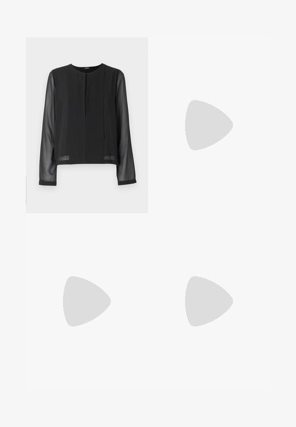 Blusa nera con scollatura rotonda, maniche lunghe trasparenti, fronte plissettato e orlo corto. Il tessuto sembra liscio con una leggera lucentezza.; Jeans a zampa d'elefante in denim blu chiaro con vita alta, dotati di due bottoni e tasche frontali. Il tessuto ha una texture sbiadita con variazioni sottili.; Décolleté nera in pelle con tacco alto, punteggiato e dalla texture liscia, caratterizzata da un tacco sottile e un design minimalista.; Mini borsa a tracolla nera in paillettes con una tracolla texturizzata annodata e catena argentata. Forma rotonda con parte superiore arricciata e dettagli riflettenti.