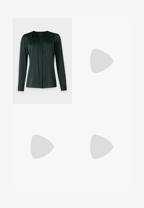 Mörkgrön blus med långa ärmar i ett slätt material, med rund hals, plisserad front och knäppte ärmslut för en strukturerad look.; Svarta skräddarsydda byxor med rak benform, med en slät yta och skarpa veck fram. Ingen synlig hårdvara.; Svart läder slingback pumps med spetsig tå, låg klack och en mjuk yta. Har ett tunt justerbart rem för en säker passform.; Svart läderhandväska med en strukturerad design, som har en avskuren form, ett handtag upptill och guldiga detaljer. Justerbar axelrem ingår.