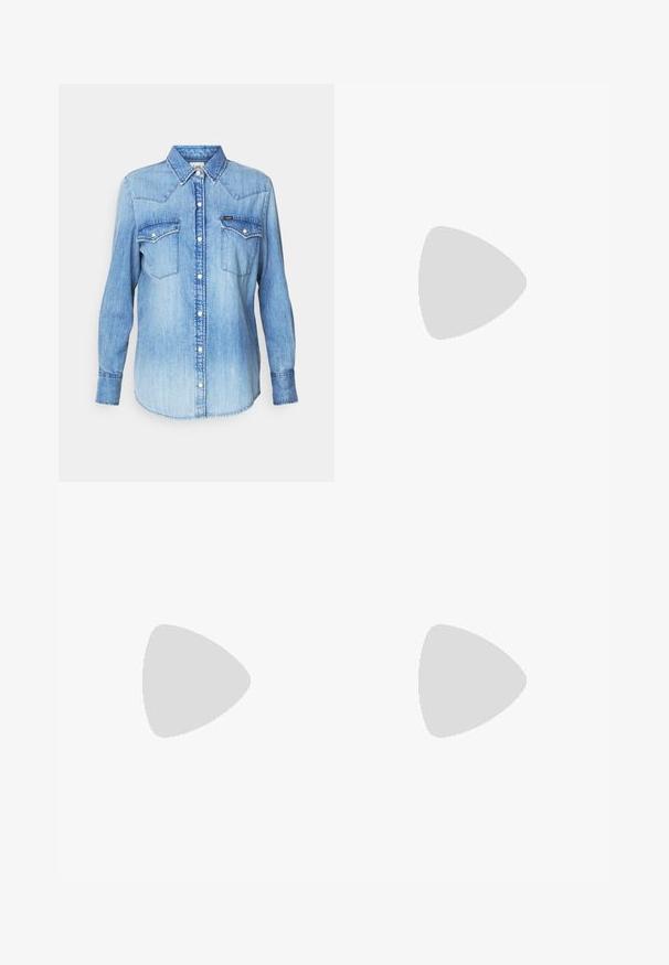 Chemise en denim bleu clair à manches longues, col pointu, deux poches poitrine, fermeture à boutons et décoloration subtile du tissu. Étiquette de la marque visible.; T-shirt cropped de couleur crème en coton. Présente un logo brodé rose avec l'inscription "Nike Sportwear". Manches courtes et encolure ronde.; Shorts en denim bleu clair avec une finition délavée. Comprend une fermeture à bouton, cinq poches et une coupe droite.; Baskets blanches en matériaux synthétiques et en maille. Présentent un design texturé, un col rembourré et des accents géométriques sur le talon.